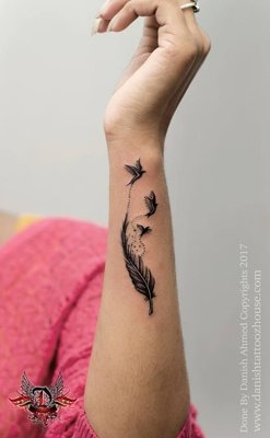 Tatouage plume avec trois oiseaux sur l'avant bras